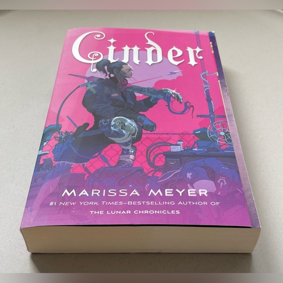Cinder by Marissa Meyer - Picture 4 of 7